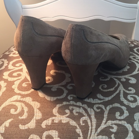 Bruno Magli Suede tan heels - Picture 4 of 7